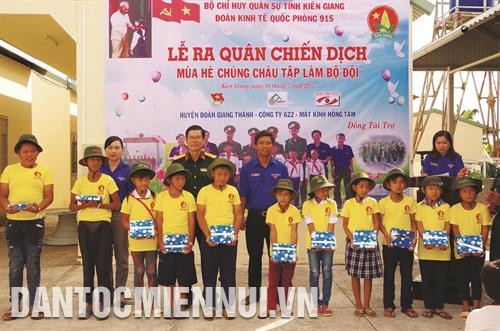 Đoàn Kinh tế quốc phòng 915 tặng dụng cụ học tập cho học sinh nghèo.