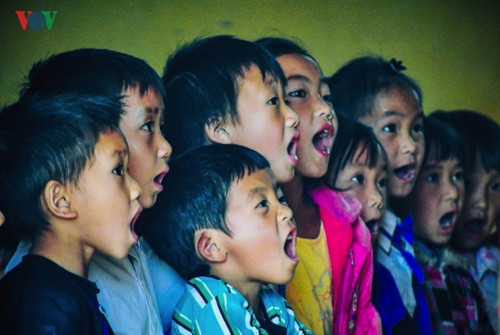 Lũ trẻ tập đọc ê a trong một lớp học ở Mù Cang Chải. Học sinh miền núi luôn nhận được hỗ trợ tốt nhất với nhiều chính sách ưu tiên.