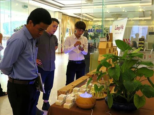 Khách tham quan các bộ mẫu thiết kế hàng thủ công mỹ nghệ. Ảnh: Tường Vi - TTXVN Khách tham quan các bộ mẫu thiết kế hàng thủ công mỹ nghệ. Ảnh: Tường Vi - TTXVN