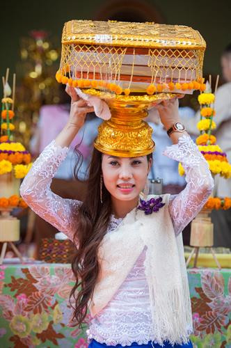 Thiếu nữ Khmer diện trang phục truyền thống đi lễ chùa. Thiếu nữ Khmer trong những bộ trang phục cách tân.