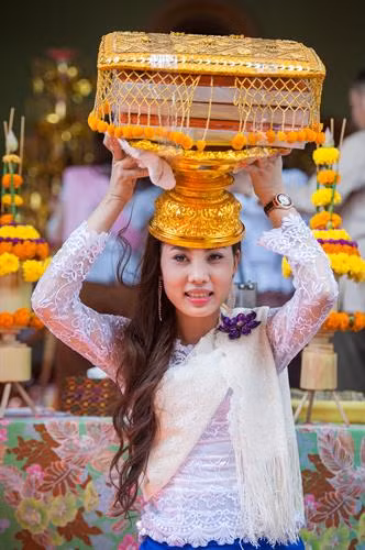 Thiếu nữ Khmer diện trang phục truyền thống đi lễ chùa. Thiếu nữ Khmer trong những bộ trang phục cách tân.