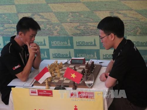 Đại kiện tướng quốc tế Lê Quang Liêm (phải) thi dấu với kiện tướng Andyka Pitra (Indonesia). Ảnh : Hoàng Hải-TTXVN Đại kiện tướng quốc tế Lê Quang Liêm (phải) thi dấu với kiện tướng Andyka Pitra (Indonesia). Ảnh : Hoàng Hải-TTXVN