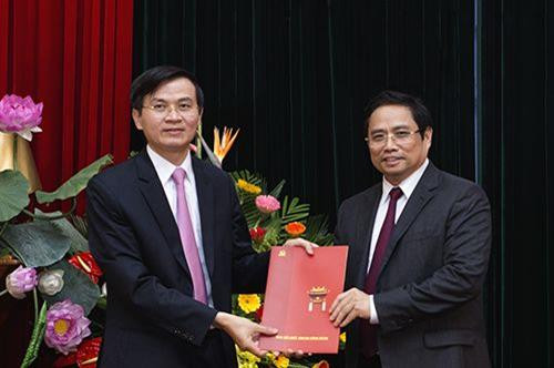 Thay mặt Bộ Chính trị, Ban Bí thư, đồng chí Phạm Minh Chính đã công bố và trao Quyết định bổ nhiệm Tổng Biên tập Tạp chí Cộng sản cho đồng chí Đoàn Minh Huấn. Ảnh minh họa: tapchicongsan.org.vn