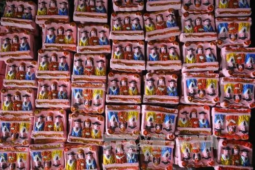 Sản phẩm tượng ông Công, ông Táo hoàn thiện. Ảnh: Hồ Câu-TTXVN