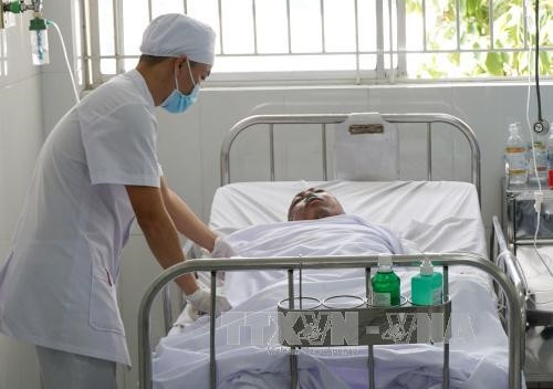 Các nạn nhân bị phỏng trong vụ nổ lò nung nhà máy thép Bình Dương đang điều trị tại Khoa Phỏng – Phẫu thuật tạo hình, Bệnh viện Chợ Rẫy Thành phố Hồ Chí Minh. Ảnh: Phương Vy-TTXVN.