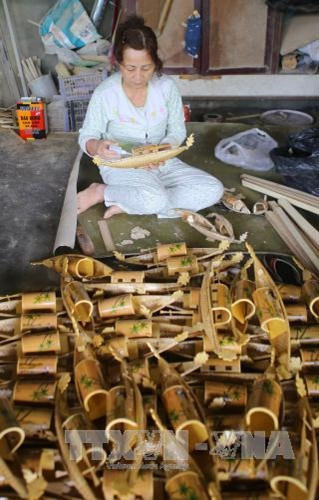 Tỉnh ưu tiên đầu tư khôi phục, phát triển các ngành nghề làng nghề đúc đồng, làng nghề gốm, làng nghề điêu khắc gỗ, làng nghề tranh dân gian, làng nghề nón lá, làng nghề dệt Zèng, làng nghề đan lát mây tre. Ảnh: Hồ Câu-TTXVN