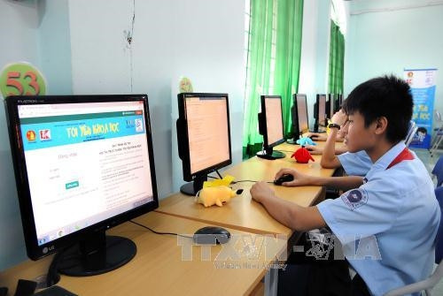 Các học sinh tham gia phần thi trực tuyến tại Hội thi. Ảnh: An Hiếu - TTXVN