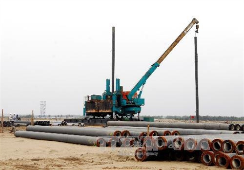 Xây dựng nhà máy sản xuất thạch cao tấm của Công ty Knauf Việt Nam công suất 12 triệu m2/năm và khung định hình kim loại công suất 15 triệu m, tổng vốn đầu tư 30 triệu EURO của CHLB Đức tại Khu công nghiệp Đình Vũ. Ảnh: Danh Lam - TTXVN