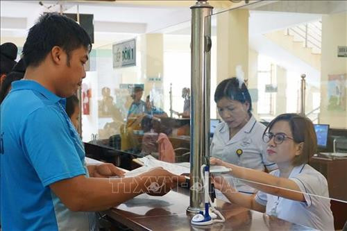 Bệnh nhân được hướng dẫn thủ tục thanh toán bảo hiểm y tế tại Bệnh viện Đa khoa tỉnh Sơn La. Ảnh: Diệp Anh – TTXVN Bệnh nhân được hướng dẫn thủ tục thanh toán bảo hiểm y tế tại Bệnh viện Đa khoa tỉnh Sơn La. Ảnh: Diệp Anh – TTXVN