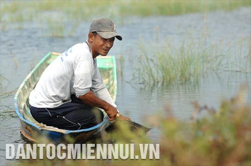 Anh thương binh dân tộc Khmer Danh Ui bên vuông tôm của gia đình