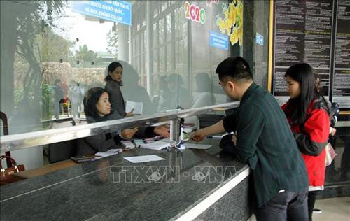 Khách du lịch đến tham quan Di sản Thiên nhiên thế giới Vườn Quốc gia Phong Nha - Kẻ Bàng mua vé tại quầy. Ảnh: Văn Tý - TTXVN