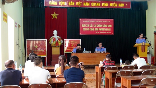 Quang cảnh buổi xin lỗi. Ảnh: Bùi Đức Hiếu-TTXVN Quang cảnh buổi xin lỗi. Ảnh: Bùi Đức Hiếu-TTXVN