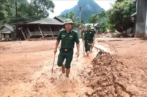 Bộ đội biên phòng đi vào các bản bị cô lập để ổn định cuộc sống người dân sau mưa lũ. Ảnh: Trịnh Duy Hưng-TTXVN Bộ đội biên phòng đi vào các bản bị cô lập để ổn định cuộc sống người dân sau mưa lũ. Ảnh: Trịnh Duy Hưng-TTXVN