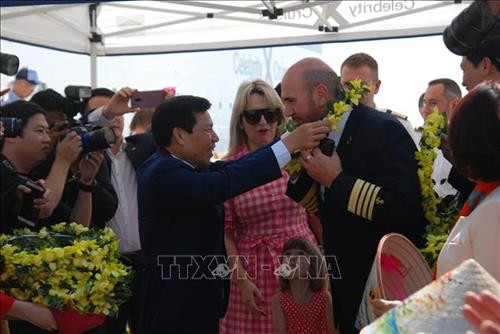 Bộ trưởng Bộ Văn hóa, Thể thao và Du lịch Nguyễn Ngọc Thiện đón mừng các vị khách quốc tế đặc biệt đến thăm vịnh Hạ Long. Ảnh: Trung Nguyên - TTXVN Bộ trưởng Bộ Văn hóa, Thể thao và Du lịch Nguyễn Ngọc Thiện đón mừng các vị khách quốc tế đặc biệt đến thăm vịnh Hạ Long. Ảnh: Trung Nguyên - TTXVN