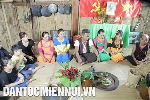 Nhà gái bàn bạc với ông mai trước khi sang nhà trai. Ảnh: Nam Sương