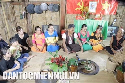 Nhà gái bàn bạc với ông mai trước khi sang nhà trai. Ảnh: Nam Sương