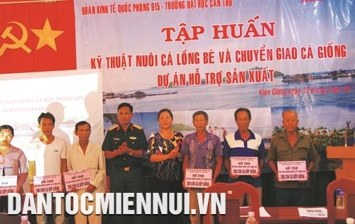 Đoàn Kinh tế quốc phòng 915 tổ chức tập huấn kỹ thuật nuôi cá lồng bè và chuyển giao cá giống cho bà con sinh sống ở vùng biên giới, hải đảo.