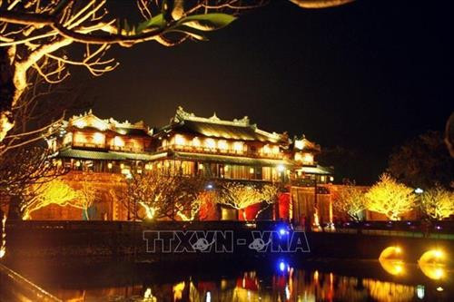 Khách du lịch trong và ngoài nước tham quan phố cổ Hội An (Quảng Nam). Phố cổ Hội An được UNESCO công nhận là di sản văn hóa thế giới năm 1999. Ảnh: Minh Đức – TTXVN Hội Gióng được đánh giá là lễ hội độc đáo ở Việt Nam và là lễ hội duy nhất trong tổng số gần 8.000 lễ hội truyền thống của Việt Nam được UNESCO công nhận là Di sản Văn hóa phi vật thể đại diện của nhân loại. Ảnh: Anh Tuấn - TTXVN Đêm Đại Nội (Huế). Quần thể di tích cố đô Huế được UNESCO công nhận là Di sản văn hóa thế giới năm 1993. Ảnh: Quốc Việt-TTXVN Đờn ca tài tử là loại hình nghệ thuật dân gian đặc trưng của vùng Nam Bộ, được UNESCO công nhận là Di sản văn hóa phi vật thể của thế giới. Ảnh: Minh Đức – TTXVN Hát quan họ trên thuyền tại đình Lim. Đây là loại hình nghệ thuật được UNESCO công nhận là di sản văn hóa phi vật thể của nhân loại năm 2009. Ảnh: Thanh Hà – TTXVN Nhã nhạc Huế - Âm nhạc cung đình Việt Nam được vinh danh là kiệt tác di sản văn hóa phi vật thể đại diện của nhân loại năm 2003. Ảnh: TTXVN Quần thể danh thắng Tràng An (Ninh Bình) được UNESCO công nhận là Di sản văn hóa và thiên nhiên thế giới. Ảnh: Minh Đức - TTXVN Di sản thiên nhiên thế giới Vịnh Hạ Long (Quảng Ninh) nhìn từ hang Bồ Nâu. Ảnh: Đình Na - TTXVN Khách du lịch trong và ngoài nước tham quan phố cổ Hội An (Quảng Nam). Phố cổ Hội An được UNESCO công nhận là di sản văn hóa thế giới năm 1999. Ảnh: Minh Đức – TTXVN Hội Gióng được đánh giá là lễ hội độc đáo ở Việt Nam và là lễ hội duy nhất trong tổng số gần 8.000 lễ hội truyền thống của Việt Nam được UNESCO công nhận là Di sản Văn hóa phi vật thể đại diện của nhân loại. Ảnh: Anh Tuấn - TTXVN Đêm Đại Nội (Huế). Quần thể di tích cố đô Huế được UNESCO công nhận là Di sản văn hóa thế giới năm 1993. Ảnh: Quốc Việt-TTXVN Đờn ca tài tử là loại hình nghệ thuật dân gian đặc trưng của vùng Nam Bộ, được UNESCO công nhận là Di sản văn hóa phi vật thể của thế giới. Ảnh: Minh Đức – TTXVN Hát quan họ trên thuyền tại đình Lim. Đây là loại hình nghệ thuật được UNESCO công nhận là di sản văn hóa phi vật thể của nhân loại năm 2009. Ảnh: Thanh Hà – TTXVN Nhã nhạc Huế - Âm nhạc cung đình Việt Nam được vinh danh là kiệt tác di sản văn hóa phi vật thể đại diện của nhân loại năm 2003. Ảnh: TTXVN Quần thể danh thắng Tràng An (Ninh Bình) được UNESCO công nhận là Di sản văn hóa và thiên nhiên thế giới. Ảnh: Minh Đức - TTXVN Di sản thiên nhiên thế giới Vịnh Hạ Long (Quảng Ninh) nhìn từ hang Bồ Nâu. Ảnh: Đình Na - TTXVN