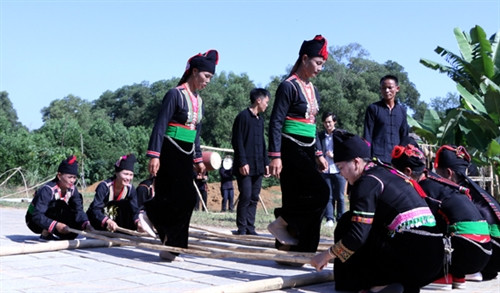 Các trò chơi dân gian truyền thống là một phần không thể thiếu trong lễ cầu mưa của dân tộc Khơ Mú. Các hình thức chơi như tỏ lòng biết ơn của con người đối với các vị thần, tổ tiên, thể hiện tinh thần lạc quan, yêu đời, niềm tin vào cuộc sống tốt đẹp. Các trò chơi dân gian truyền thống là một phần không thể thiếu trong lễ cầu mưa của dân tộc Khơ Mú. Các hình thức chơi như tỏ lòng biết ơn của con người đối với các vị thần, tổ tiên, thể hiện tinh thần lạc quan, yêu đời, niềm tin vào cuộc sống tốt đẹp.