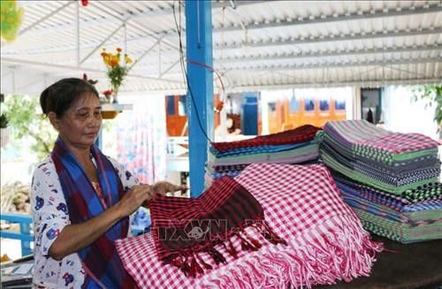 Sản phẩm khăn choàng của làng nghề dệt choàng Long Khánh A. Ảnh: Chương Đài - TTXVN