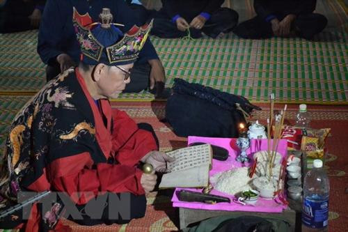 Một thầy Tào đang khấn lễ bằng chữ Nôm Tày. Ảnh: Đức Hiếu-TTXVN Một thầy Tào đang khấn lễ bằng chữ Nôm Tày. Ảnh: Đức Hiếu-TTXVN