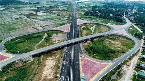 Tuyến đường cao tốc Hạ Long - Hải Phòng đã được hoàn thành, phục đi lại của người dân. Ảnh: Trung Nguyên – TTXVN