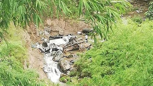 Hiện trường xe tải rơi xuống vực làm một người tử vong. Ảnh TTXVN Hiện trường xe tải rơi xuống vực làm một người tử vong. Ảnh TTXVN