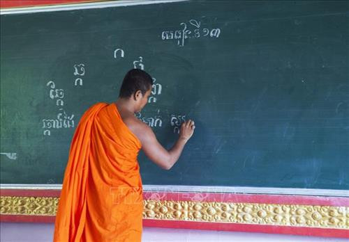 Lớp học tiếng Khmer trong dịp nghỉ hè tại chùa Tà Bết, xã Thạnh Lộc, huyện Châu Thành (Kiên Giang). Ảnh: Hồng Đạt - TTXVN Lớp học tiếng Khmer trong dịp nghỉ hè tại chùa Tà Bết, xã Thạnh Lộc, huyện Châu Thành (Kiên Giang). Ảnh: Hồng Đạt - TTXVN