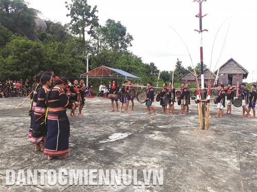Diễn xướng cồng chiêng tại Khu di tích lịch sử - văn hóa cấp Quốc gia Plei Ơi thuộc xã Ayun Hạ, huyện Phú Thiện (Gia Lai).