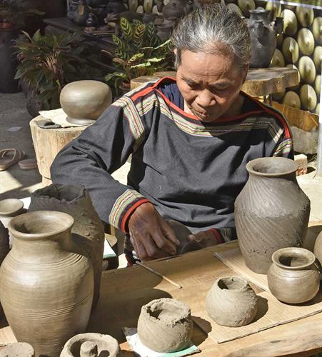 Nghệ nhân làm đồ gốm dân tộc M'Nông Rlăm. Ảnh: Tấn Vịnh