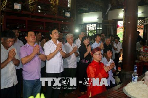 Các đại biểu dâng hương, dâng hoa cầu quốc thái dân an tại Lễ hội đền Lảnh Giang năm 2018. Ảnh: Đại Nghĩa- TTXVN