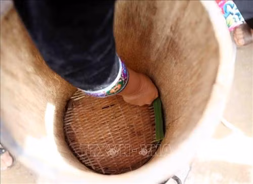 Cho nước vào chảo để nấu sao cho khi gạo chín mà không bị cạn và không quá nhiều để không mất nhiều thời gian đồ xôi. Ảnh: Quý Trung - TTXVN Lót chõ xôi sao cho không để gạo lọt xuống dưới và không để nước trào lên gạo để cho xôi khi chín mềm dèo để khi giã bánh giầy đạt chất lượng tốt nhất. Ảnh: Quý Trung - TTXVN Sau khi chõ xôi bốc hơi các thành viên khiêng cối ra chuẩn bị cho hội thi giã bánh giầy. Ảnh: Quý Trung – TTXVN Các thành viên của các đội tập trung cho lửa cháy đều để gạo chín nhanh có thể giã được bánh giầy nhanh nhất. Ảnh: Quý Trung – TTXVN Các thành viên của các đội tập trung cho lửa cháy đều để gạo chín nhanh có thể giã được bánh giầy nhanh nhất. Ảnh: Quý Trung – TTXVN Các thành viên của các đội tập trung che chắn cho lửa cháy đều để gạo chín đều và nhanh nhất có thể để giã được bánh giầy nhanh nhất. Ảnh: Quý Trung – TTXVN Đồ xôi chuẩn bị nguyên liệu để giã bánh giầy. Ảnh: Quý Trung - TTXVN Các chị em lấy lòng đỏ trứng gà xoa đều vào các vật dụng để khi giã bánh giầy không bị dính và nhanh nhất lại đẹp. Ảnh: Quý Trung – TTXVN Các chị em lấy lòng đỏ trứng gà xoa đều vào các vật dụng để khi giã bánh giầy không bị dính và nhanh nhất lại đẹp. Ảnh: Quý Trung – TTXVN Các chị em chuẩn bị các vật dụng để giã bánh giầy. Ảnh: Quý Trung – TTXVN Đồ xôi chuẩn bị nguyên liệu giã bánh giầy. Ảnh: Quý Trung - TTXVN Các đội đồ xôi chuẩn bị nguyên liệu giã bánh giầy. Ảnh: Quý Trung - TTXVN Các thành viên của các đội tập trung giã bánh giầy thật nhanh cho bánh có độ kết dính dẻo. Ảnh: Quý Trung – TTXVN Niềm vui của các thành viên sau khi đội đã giã xong cho ra sản phẩm là những chiếc bánh thơm ngon nhất. Ảnh: Quý Trung - TTXVN Các thành viên của các đội tập trung giã bánh giầy thật nhanh cho bánh có độ kết dính dẻo. Ảnh: Quý Trung – TTXVN Các đội tập trung nặn những chiếc bánh giầy vừa tròn vừa đẹp. Ảnh: Quý Trung - TTXVN Ban giám khảo chấm điểm bánh giầy của các đội tại hội thi. Ảnh: Quý Trung – TTXVN