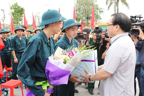 Bí thư Thành ủy Hà Nội với các tân binh nhập ngũ năm 2019. Bí thư Thành ủy Hà Nội Hoàng Trung Hải động viên các tân binh huyện Thanh Trì lên đường nhập ngũ, làm nhiệm vụ bảo vệ Tổ quốc.