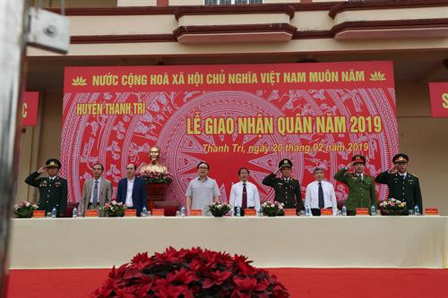 Bí thư Thành ủy Hà Nội Hoàng Trung Hải cùng các đại biểu tại Lễ giao nhận quân huyện Thanh Trì sáng 20/2/2019.