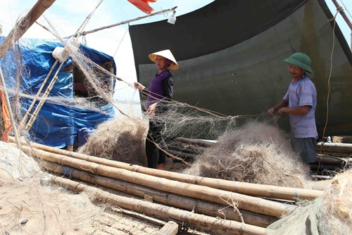 Hộ nghèo ở xã Hoằng Trường, huyện Hoằng Hóa vay vốn đầu tư mua ngư cụ đánh bắt hải sản gần bờ Hộ nghèo ở xã Hoằng Trường, huyện Hoằng Hóa vay vốn đầu tư mua ngư cụ đánh bắt hải sản gần bờ