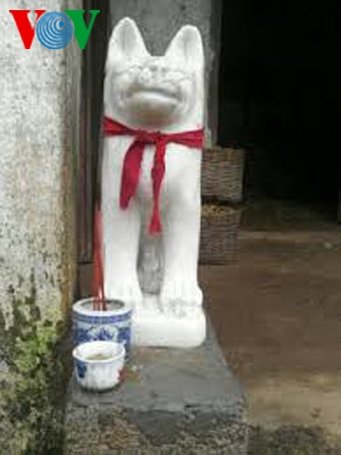 Vào tối 30 Tết, chủ nhà sẽ dán lên lưng con chó đá một tờ giấy màu đỏ Vào tối 30 Tết, chủ nhà sẽ dán lên lưng con chó đá một tờ giấy màu đỏ