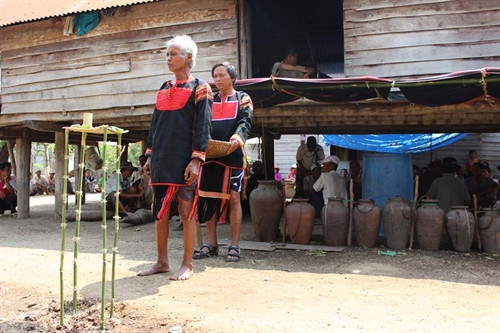 Thầy cúng đang thực hiện nghi thức dâng lễ vật. Ảnh: Quang Tấn