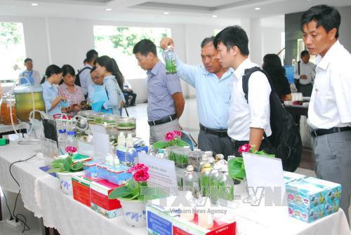 Khách tham quan các sản phẩm ứng dựng khoa học công nghệ được trưng bày tại Trung tâm Công nghệ sinh học Thành phố Hồ Chí Minh. Ảnh: Mạnh Linh-TTXVN Khách tham quan các sản phẩm ứng dựng khoa học công nghệ được trưng bày tại Trung tâm Công nghệ sinh học Thành phố Hồ Chí Minh. Ảnh: Mạnh Linh-TTXVN