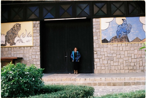 Nhà thờ Cam Ly hay còn gọi là nhà thờ Sơn Cước (đường Nguyễn Khuyến, phường 5, TP Đà Lạt) vừa cổ kính vừa mang trong mình câu chuyện riêng. Nhà thờ này đã được xây dựng và tồn tại 50 năm, trong quá trình hình thành gặp vô vàn khó khăn. Trước đây nhà thờ Cam Ly dành cho đồng bào dân tộc (chủ yếu là người K’ho) nhưng giờ mở rộng ra cho mọi người. Trước cổng nhà thờ có hình hổ và đại bàng, tượng trưng cho sức mạnh, sự bảo vệ và vươn xa. Đường dẫn vào nhà thờ tràn ngập những loài hoa nhỏ xinh. Mái công được xây bằng loại gạch màu cũ xưa theo hình nhà tháp, giống cấu trúc nhà rông của đồng bào Tây Nguyên. Khi bước vào trong nhà thờ, bạn sẽ nhận thấy tràn ngập màu sắc với hình tam giác và hình chữ nhật. Người ta quan niệm hình tam giác tượng trưng cho Yàng - đấng tối cao của đồng bào, cũng là chúa Jesus. Hình vuông là quan niệm vũ trụ, trái đất là trung tâm và mọi thứ xoay quanh Trái đất. Phần đầu của nhà thờ cũng được xây dựng trong các khung hình màu sắc, hình Cha đặt làm trung tâm. Điều đặc biệt là trong nhà thờ này, dưới bức tượng của Cha, người ta đặt một cái đầu trâu với ý nghĩa trâu là loài động vật lành tính, siêng năng và trung thành, mong con người cũng hướng về những điều đó. Hơn 60 em nhỏ đang được nuôi dạy tại đây, có em mồ côi, có em được mẹ gửi vào. Mỗi ngày các em vui chơi, học tập, chiều đến thì vào nhà thờ đọc kinh. Nhà thờ Cam Ly không được nhiều người biết đến, bởi con người ở đây cũng sống tương đối ẩn dật. Mang trong mình nét màu sắc kiến trúc riêng, những thiết kế, trưng bày đều mang ý nghĩa riêng, nhà thờ Cam Ly vừa cũ vừa mới lại vừa ấm áp tình người. Nhà thờ Cam Ly (chấm đỏ) trên bản đồ. Ảnh: Google Map.