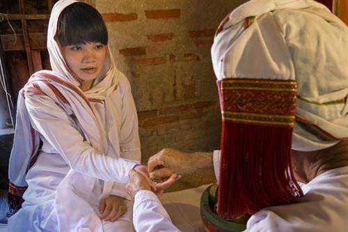 Lễ cuới Chăm Bà ni có 5 đứa trẻ, mặc bộ áo truyền thống màu trắng gọi là “Anak là con” để chứng giám cuộc hôn nhân và mang lễ vật Cô dâu Chú rể với bộ y phục cho lễ cưới toàn màu trắng tiến vào hành lễ trong rạp lễ Bắt đầu lễ các vị tu sĩ làm lễ đốt trầm hương. Sư Cả (Po Gru), đọc kinh Koran xin phép với vị thánh Alla. Những người thân của cô dâu chú rể cầu nguyện thánh Alla ban phước lành cho cô dâu và chú rể Chú rể, cô dâu lần lượt lạy tạ Sư Cả và các giáo sĩ - tục lệ khi lạy tấm khăn trắng trùm dưới 2 chân bằng khăn đội đầu của cô dâu Cô dâu được đưa về phòng the trước để thầy Chang (Po Car) đọc thần chú làm phép dưới đôi gối nằm Thầy Chang đọc thần chú làm phép nhẫn cưới trong lòng bàn tay của cô dâu, rồi đeo nhẫn cho cô dâu sau khi cô dâu trả lời với thầy Chang là đồng ý cuộc hôn nhân Chú rễ ở lại trong rạp lễ Kajang likhah được sư Cả đọc kinh Koran và các giáo sĩ làm phép trao nhẫn cưới Thầy Chang cầm tay chú rể dẫn đến với cô dâu. Hai giáo sĩ đi trước, chú rể đi sau và những em bé “Anak là con” Trong phòng the vị tu sĩ đặt tay chú rể được vào bàn tay cô dâu làm phép rửa tội cầu phúc Người vợ lấy một miếng trầu cau bỏ vào miệng chồng như ý bảo rằng từ nay nàng sẽ lo cho chàng đầy đủ sự ăn uống Trong thời gian 3 ngày đêm đầu vợ chồng phải sinh hoạt ăn uống trong phòng và có người ngồi giám sát Lễ cuới Chăm Bà ni có 5 đứa trẻ, mặc bộ áo truyền thống màu trắng gọi là “Anak là con” để chứng giám cuộc hôn nhân và mang lễ vật Cô dâu Chú rể với bộ y phục cho lễ cưới toàn màu trắng tiến vào hành lễ trong rạp lễ Bắt đầu lễ các vị tu sĩ làm lễ đốt trầm hương. Sư Cả (Po Gru), đọc kinh Koran xin phép với vị thánh Alla. Những người thân của cô dâu chú rể cầu nguyện thánh Alla ban phước lành cho cô dâu và chú rể Chú rể, cô dâu lần lượt lạy tạ Sư Cả và các giáo sĩ - tục lệ khi lạy tấm khăn trắng trùm dưới 2 chân bằng khăn đội đầu của cô dâu Cô dâu được đưa về phòng the trước để thầy Chang (Po Car) đọc thần chú làm phép dưới đôi gối nằm Thầy Chang đọc thần chú làm phép nhẫn cưới trong lòng bàn tay của cô dâu, rồi đeo nhẫn cho cô dâu sau khi cô dâu trả lời với thầy Chang là đồng ý cuộc hôn nhân Chú rễ ở lại trong rạp lễ Kajang likhah được sư Cả đọc kinh Koran và các giáo sĩ làm phép trao nhẫn cưới Thầy Chang cầm tay chú rể dẫn đến với cô dâu. Hai giáo sĩ đi trước, chú rể đi sau và những em bé “Anak là con” Trong phòng the vị tu sĩ đặt tay chú rể được vào bàn tay cô dâu làm phép rửa tội cầu phúc Người vợ lấy một miếng trầu cau bỏ vào miệng chồng như ý bảo rằng từ nay nàng sẽ lo cho chàng đầy đủ sự ăn uống Trong thời gian 3 ngày đêm đầu vợ chồng phải sinh hoạt ăn uống trong phòng và có người ngồi giám sát