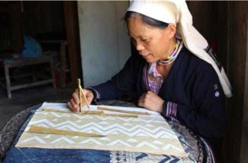 Kỹ thuật in hoa văn bằng sáp ong của dân tộc Dao tiền. Ảnh: baocaobang.vn Kỹ thuật in hoa văn bằng sáp ong của dân tộc Dao tiền. Ảnh: baocaobang.vn