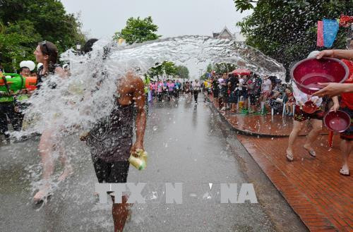 Người dân tham gia Tết té nước tại Luang Prabang, Lào ngày 15/4. THX/TTXVN