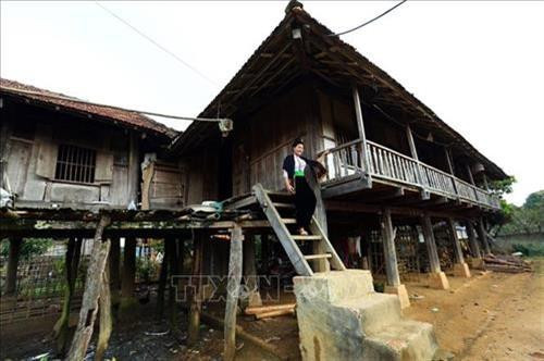 Một ngôi nhà sàn của người Thái được xây dựng từ rất lâu. Ảnh: Phan Tuấn Anh – TTXVN Một ngôi nhà sàn của người Thái được xây dựng từ rất lâu. Ảnh: Phan Tuấn Anh – TTXVN