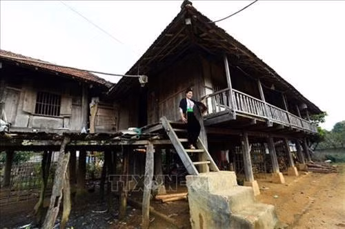 Một ngôi nhà sàn của người Thái được xây dựng từ rất lâu. Ảnh: Phan Tuấn Anh – TTXVN