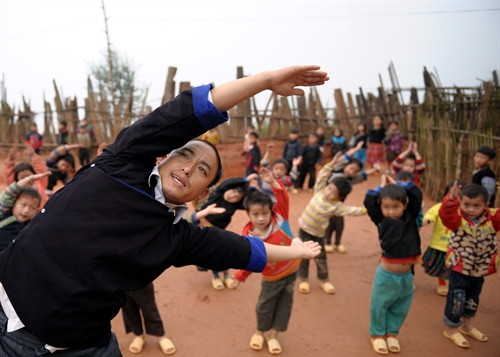 Giờ dạy thể dục của thầy Cứ A Giàng