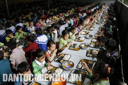 Bữa ăn của học sinh tại Trường Phổ thông Dân tộc Bán trú Tiểu học và Trung học cơ sở Trạm Tấu đảm bảo đầy đủ chất dinh dưỡng. Ảnh: Tuấn Anh – TTXVN