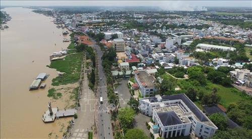 Một góc thành phố Châu Đốc bên bờ sông Hậu. Ảnh: Công Mạo-TTXVN Một góc thành phố Châu Đốc bên bờ sông Hậu. Ảnh: Công Mạo-TTXVN