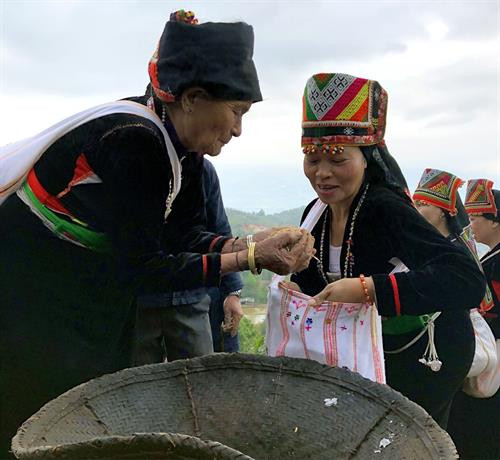 Nghi lễ cúng tổ tiên phù hộ cho mạnh khỏe, mùa màng bội thu. Ảnh: Đỗ Tuấn Anh Thóc giống được đựng trong gùi để chuẩn bị cho lễ chọc lỗ, tra hạt. Ảnh: Đỗ Tuấn Anh Già làng phát thóc giống cho những người trong bản . Ảnh: Đỗ Tuấn Anh Tiết mục múa cá lượn của người Khơ Mú. Ảnh: Đỗ Tuấn Anh Nghi thức tạ ơn trâu, bò đã giúp con người cày cấy, mang lại thóc lúa. Ảnh: Đỗ Tuấn Anh Nghi lễ cúng tổ tiên phù hộ cho mạnh khỏe, mùa màng bội thu. Ảnh: Đỗ Tuấn Anh Thóc giống được đựng trong gùi để chuẩn bị cho lễ chọc lỗ, tra hạt. Ảnh: Đỗ Tuấn Anh Già làng phát thóc giống cho những người trong bản . Ảnh: Đỗ Tuấn Anh Tiết mục múa cá lượn của người Khơ Mú. Ảnh: Đỗ Tuấn Anh Nghi thức tạ ơn trâu, bò đã giúp con người cày cấy, mang lại thóc lúa. Ảnh: Đỗ Tuấn Anh