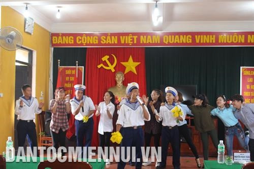 Cán bộ, chiến sĩ hải quân tại đảo Trường Sa lớn tham gia lễ duyệt binh chào mừng kỷ niệm 43 năm ngày giải phóng miền Nam, thống nhất đất nước (30/4/1975 - 30/4/2018) và ngày giải phóng Trường Sa (29/4/1975). Ảnh: Ngô Tâm Các diễn viên Đoàn nghệ thuật Trưng Vương (thành phố Đà Nẵng) .giao lưu văn nghệ cùng các chiến sỹ hải quân ở đảo Đá Lát. Ảnh: Ngô Tâm Tâm sự của các chiến sĩ hải quân trên đảo Đá Thị. Ảnh: Ngô Tâm Màu xanh trên đảo Sinh Tồn Đông. Ảnh: Ngô Tâm Thế hệ tương lai của đảo Trường Sa lớn. Ảnh: Ngô Tâm