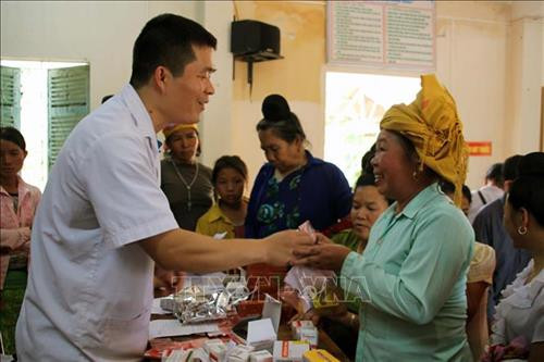 Chương trình đã tư vấn, khám và cấp phát thuốc miễn phí cho người dân vùng biên giới. Ảnh: Diệp Anh - TTXVN Chương trình đã tư vấn, khám và cấp phát thuốc miễn phí cho người dân vùng biên giới. Ảnh: Diệp Anh - TTXVN